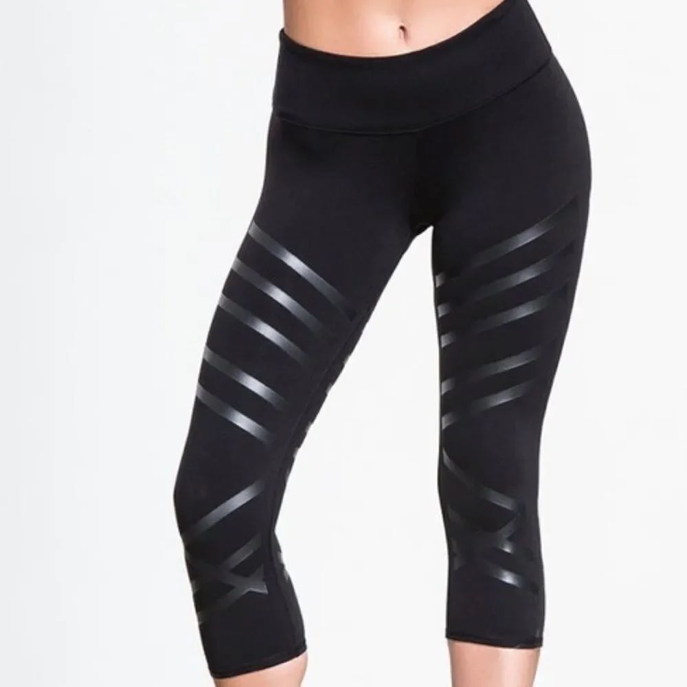 Alo AirBrush Capri Black Yoga Leggings M